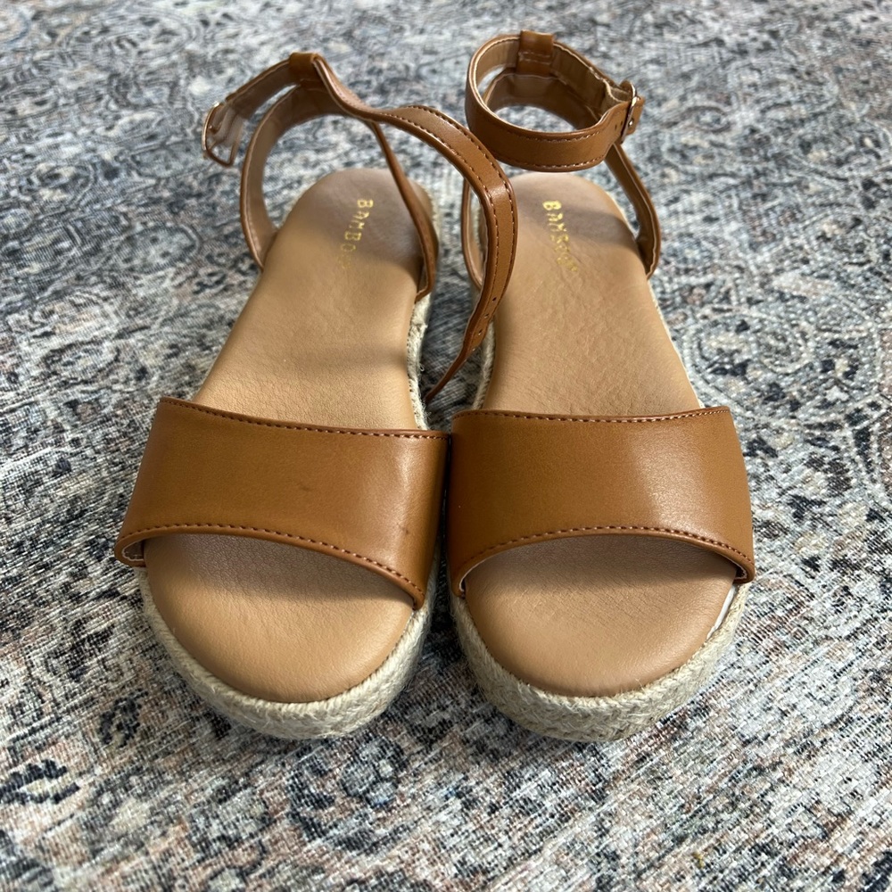 Miss Lola nude sandals .